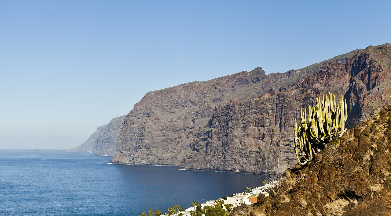 Los Gigantes cliffs near Playa Paraíso